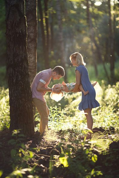 Outdoor family portrait by Kate Kulikova